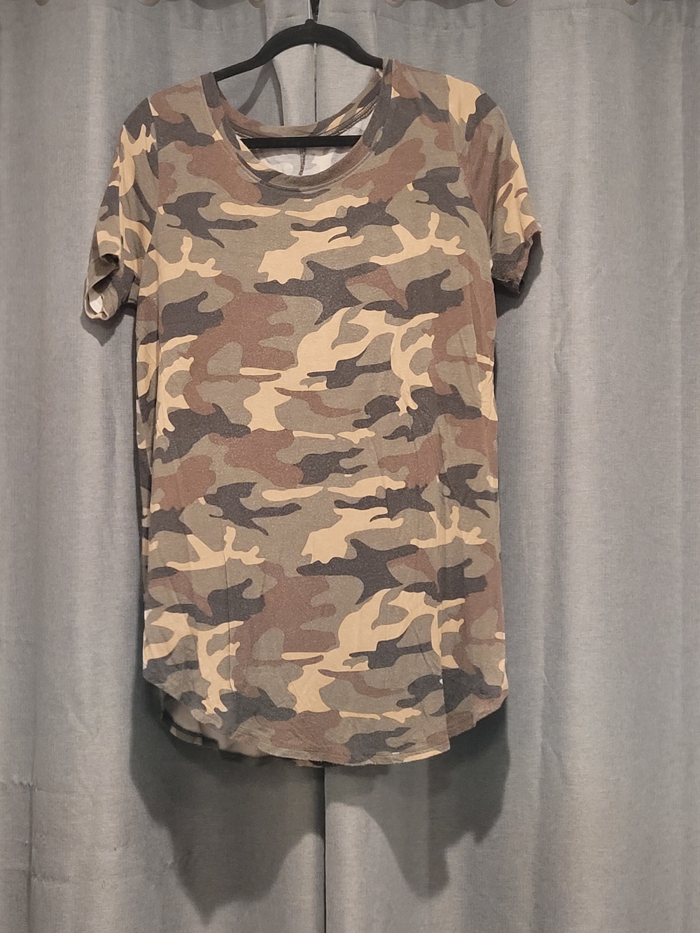 Zenana Outfitters Camo Short Sleeve Scoop Neck Top - Olive/Tan L